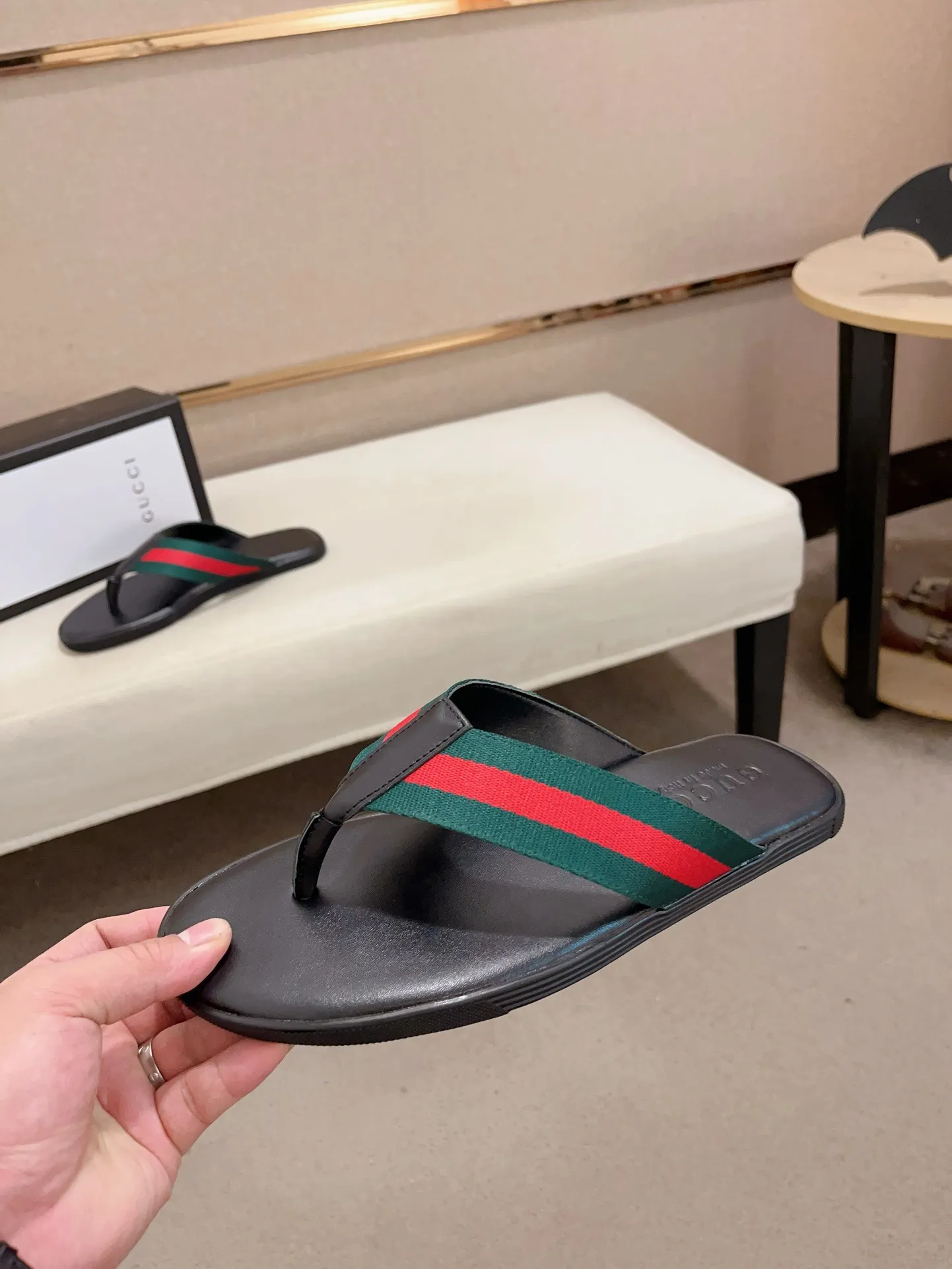 Men's shoes 💰: 240💰 [gucci Gucci slippers] High-end men's shoes brand official website 1:1 latest masterpiece: original mold customization, the fabric is made of imported original materials, upgraded outsole, lighter and non-slip. The market's top quality, simple yet tasteful, a must-have for fashionistas, fashionable at your feet, full of confidence, the same style at the counter 👍The season of summer slippers is here. Code: 38-45